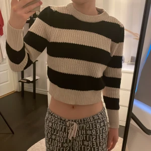  Stickad tröja - Säljer denna jättefina stickade tröjan som jag tyvärr inte använder längre.💕är i storlek xs och från märket ONLY.