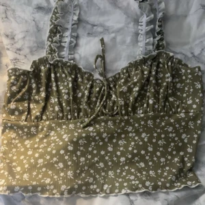 Somrigt linne - säljer detta blommiga linne då färgen inte riktigt passar min stil längre. aldrig använd! <3