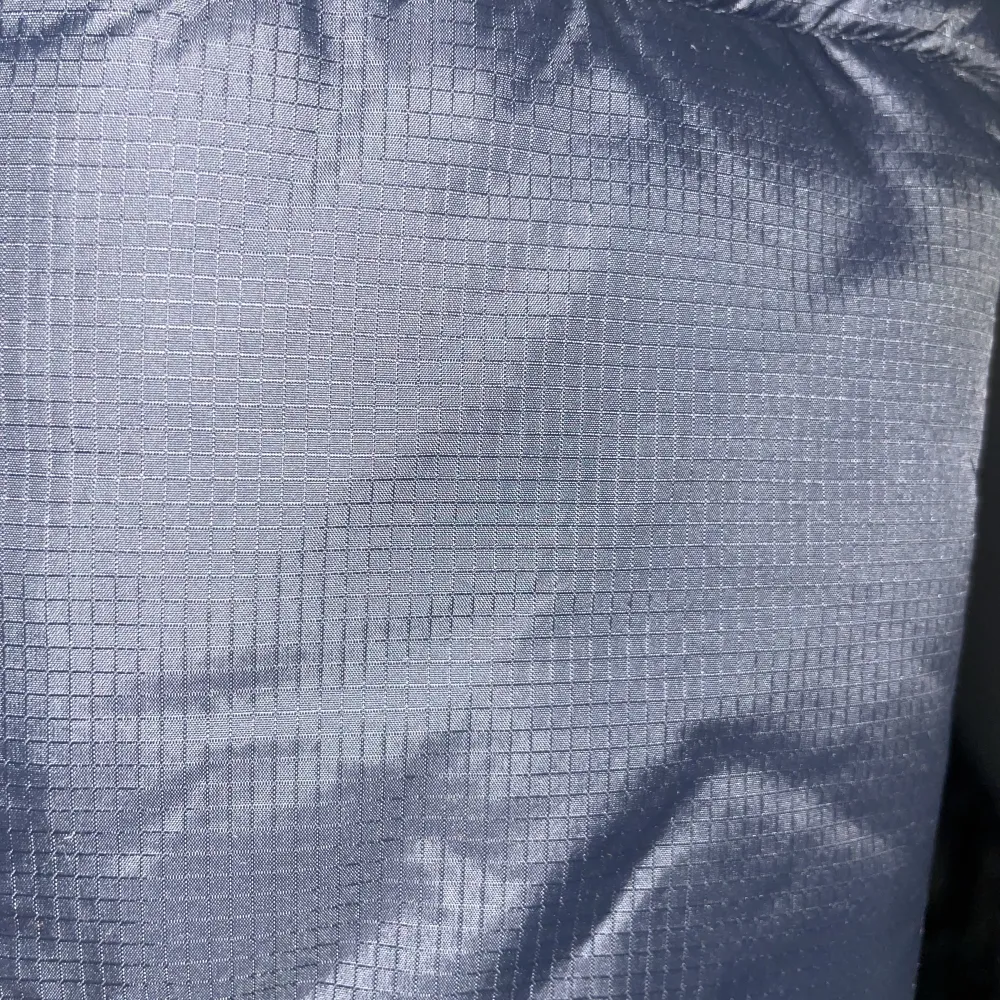 Säljer nu min Saikuru jacka, använd under en vinter. Jackan är svart men med två olika tyger på bröstpanel/resterande delar. Sista bilden visar materialet som inte är på bröstpanelen. Den skiftar i marinblått med kamerablixt.. Jackor.