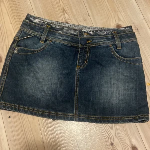 Jeans kjol - Unik vintage kjol från Billabong! Midjemått: 40 cm || längd: 36 cm
