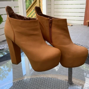 Skor  - Gula klackskor från ”Sugarfree shoes” i storlek 38❤️ Bruna boots från Ungern i storlek 37❤️ båda för 90kr och ett par för 50kr 