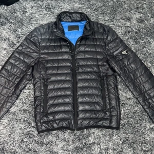 Prada Light Down Jacket - Säljer tyvärr denna otroligt snygga Prada jackan som tyvärr inte passar, riktigt bra cond endast lite general wear. Storlek 44 passar S. Inget Og, dvs kvitto osv. Sjukt snygg jacka som passar perfekt till hösten