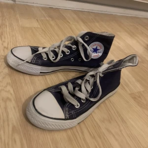 Converse - Mörkblåa Converse som jag köpt på Plick men som var för små för mig. Kontakta mig vid fler frågor eller bilder. Pris kan diskuteras