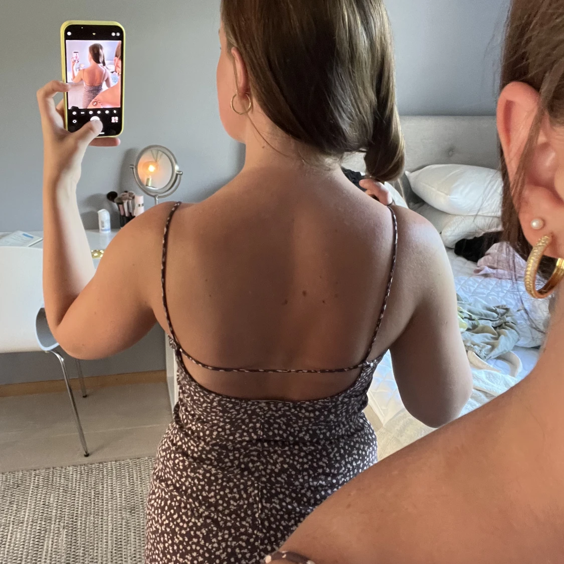 Brun beige blommig klänning  - 90