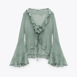 Zara topp - Sjuuukt snygg grön topp från zara i storlek XL, passar L också💚 går bra att trycka på ”köp nu”