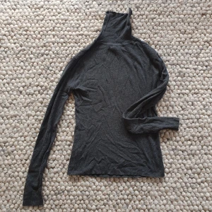 Turtleneck grå tröja - Skön tröja med hög hals, passar perfekt som basplagg att kombinera med andra tröjor och klänningar eller att ha som den är.
