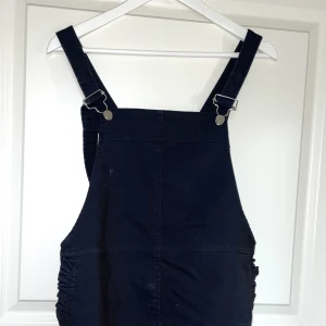 Hängselklänning  - Supersöt hängselklänning från Mango i storlek S, djupt mörkblå/svart, justerbara band och fickor!