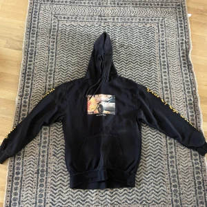 ”Beat the moment” hoodie - Storlek: L (M), från H&M, använd men bra skick. Tryck på armar och framsidan.