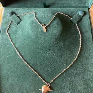 Maria Nilsdotter halsband  - Guldigt halsband från Maria Nilsdotter 45 cm långt.  Använd gärna köp nu  Asken ingår inte 