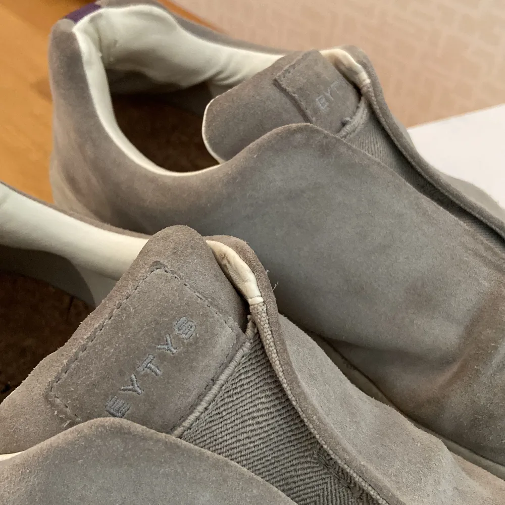 Tjena, säljer mina gråa Eytys då de inte längre kommer till användning. De är i gott skick(8/10) och boxen ingår.  Populära skor som passar med många olika fits i sommar och till hösten. Priset kan diskuteras. Hör av er vid frågor! . Skor.
