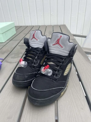 Jordan 5 - Säljer detta snygga skorna då de har blivit för små. Bra pris då boxen inte finns. Kom privat för funderingar eller fler bilder. Kan sänka vid snabb affär