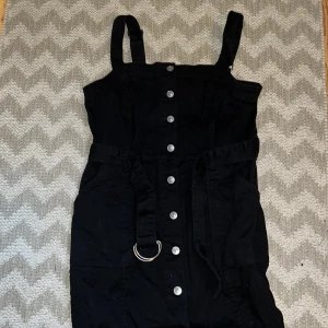 Hängsle klänning stl 44 - Superfint skick! <3 Gjord i jeanstyg. Justerbara band, fickor och skärp! Säljer pga att den är för kort på mig som är 176 😭