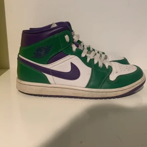 Jordan 1 - Nypris e cirka 1800 Lite ganska slitna  Dm för skador  Pris kan diskuteras  Köparen står för frakten