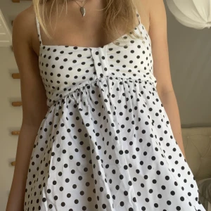 Klänning - Så fin klänning från zara i storlek S. Vid stort intresse blir det budgivning💞