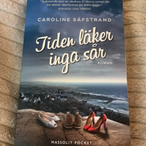 Bok tiden läker inga sår  - Tiden läker inga sår av Caroline Säfstrand. Helt ny aldrig läst har endast stått i bokhyllan då jag har två av dessa böcker.