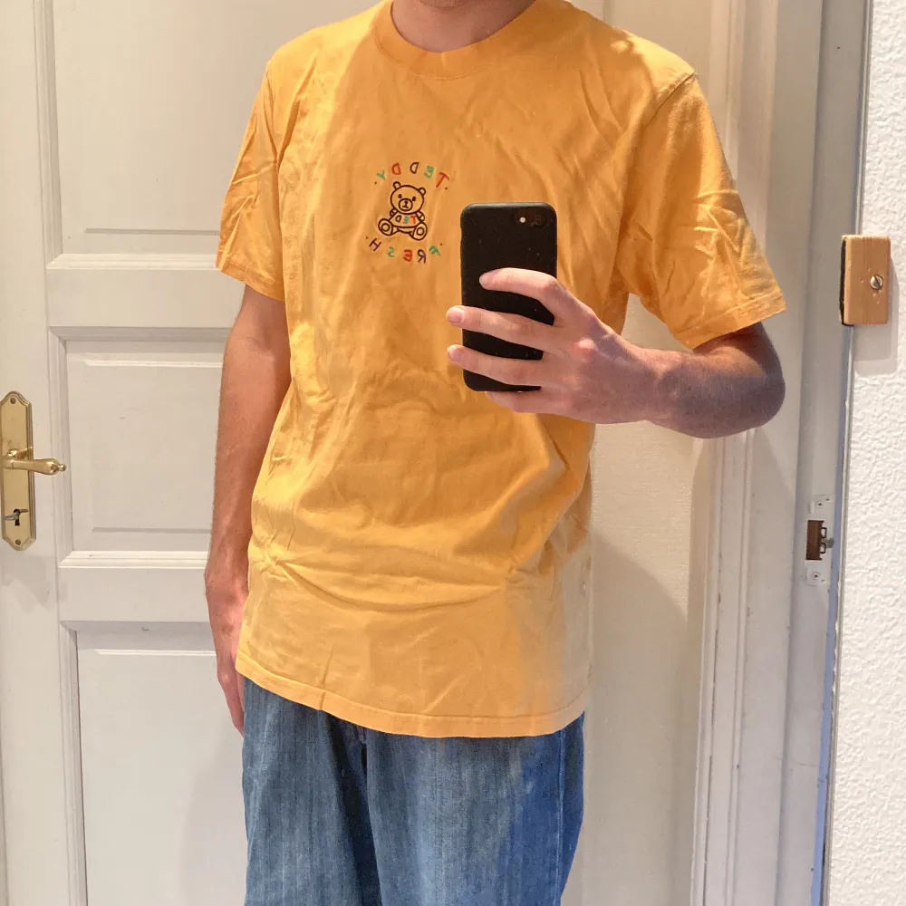 Teddy Fresh tröja i gott skick och använd 1-2 gånger. Köpt 2019 Storlek L. I orange färg. Skjortor.