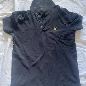Lyle & scott piké - Väldigt bra kvalité, använd ganska mycket men ändå bra skick.