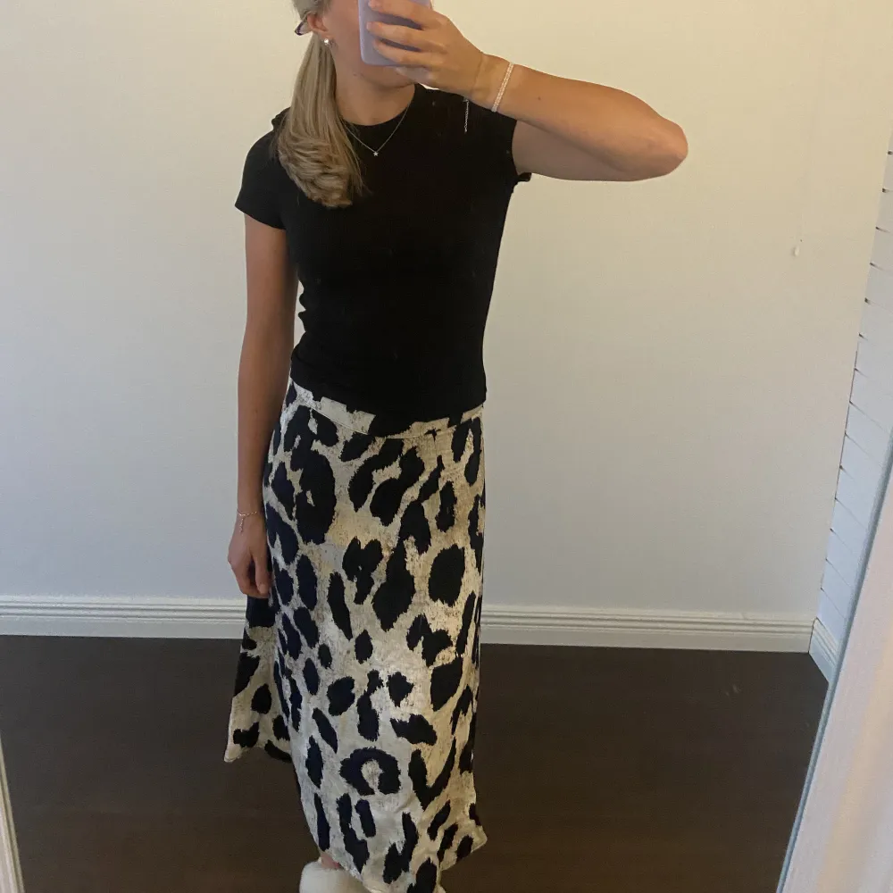 En länger leopard kjol ifrån Object i storlek 34. Kjolen är nästan aldrig aldrig använd så i väldigt fint skick.. Kjolar.
