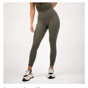 Mklifestyle tights  - Säljer mina mörkgröna tights från mklifestyle då jag inte använder dom längre. Använda typ 3-4 gånger.  Storlek L Nypris: 499kr 