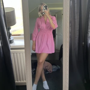 Rosa skjortklänning  - Supersöt roda skjortklänning från Zara. På sista bilden kan man se att den är något sliten i sömnen och har slinkflövks om inte riktigt går att få bort, därav billigt pris, trots att det inte syns när man har den till vardags 🩷 150 kr + frakt 