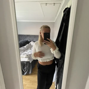 Vit tröja med volang - Vit tröja med volang