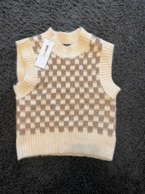 Oanvänd Väst - Stickad väst från Gina Tricot, oanvänd, strlk XS
