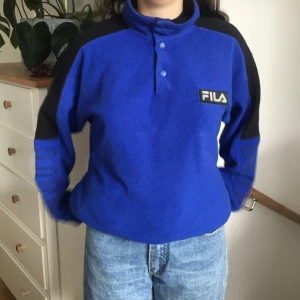 Retro FILA fleece - Perfect condition. Tre knappar på halsen.