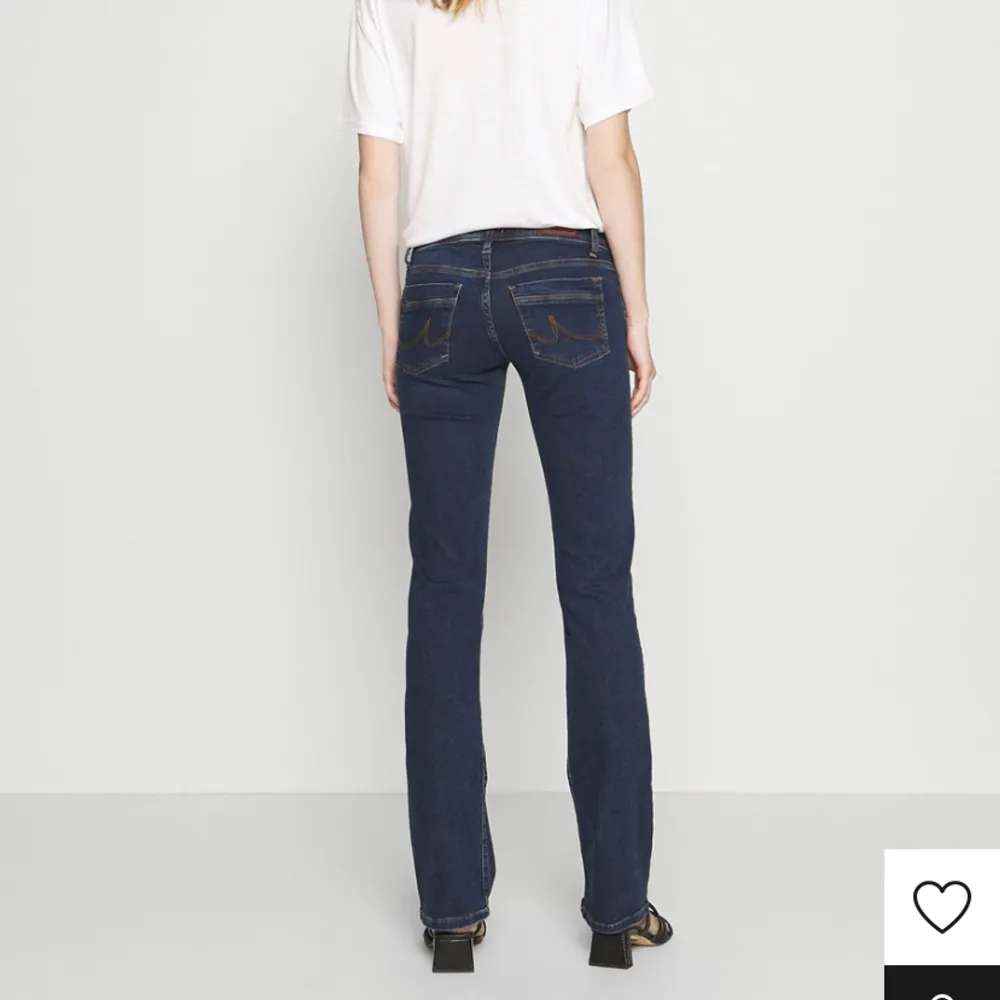 Jötte fina lowrice bootcut jeans från LTB, använda 1 gång💕  Inte mina bilder. Jeans & Byxor.