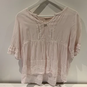 ODD MOLLY Blus - Blus från ODD MOLLY i fint skick! Passar allt från storlek 34-38.