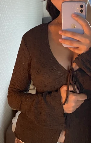 Brun topp  - Den är typ mesh, gulliga häxvibes. Bra skick. 