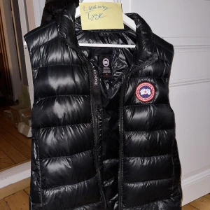 Canada goose väst  - Äkta canada goose beställd från johnells orderbekeäftelse finns  Måttligt använd och inga flaws eller liknande  Cond 9/10  Ny pris 7299