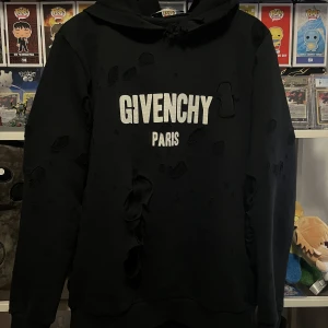 Givenchy Hoodie - Storlek medium, helt ok skick. Behöver en tvätt