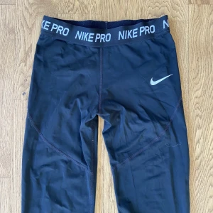 Nike PRO träningstights  - säljer dessa Nike PRO träningsbyxorna från barnavdelningen, sparsamt använda pga urväxta🖤 lappen är bort men storleken är tillikamed en xs DM för frågor/bilder, köpare står för frakt 🚚 