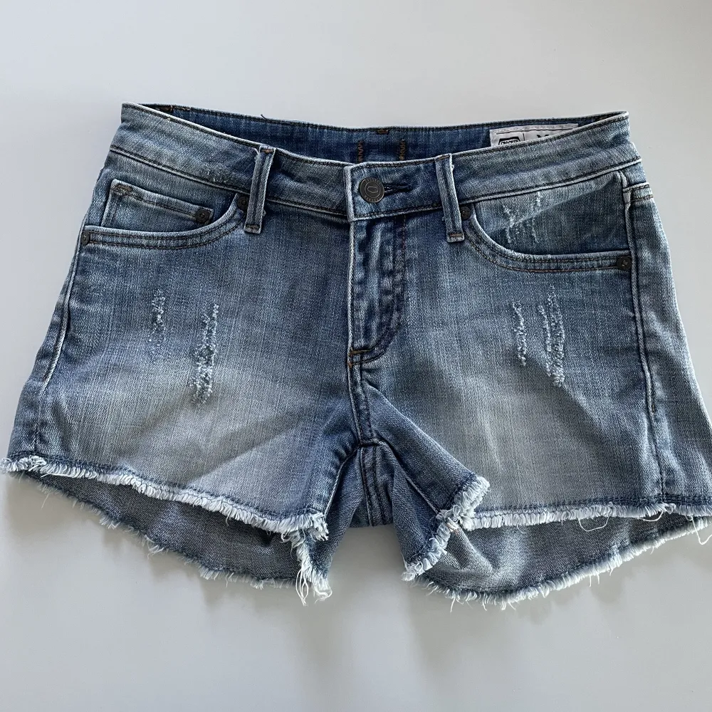 Blåa lågmidjade jeansshorts från crocker i storlek XS. De är i fint skick💗. Shorts.