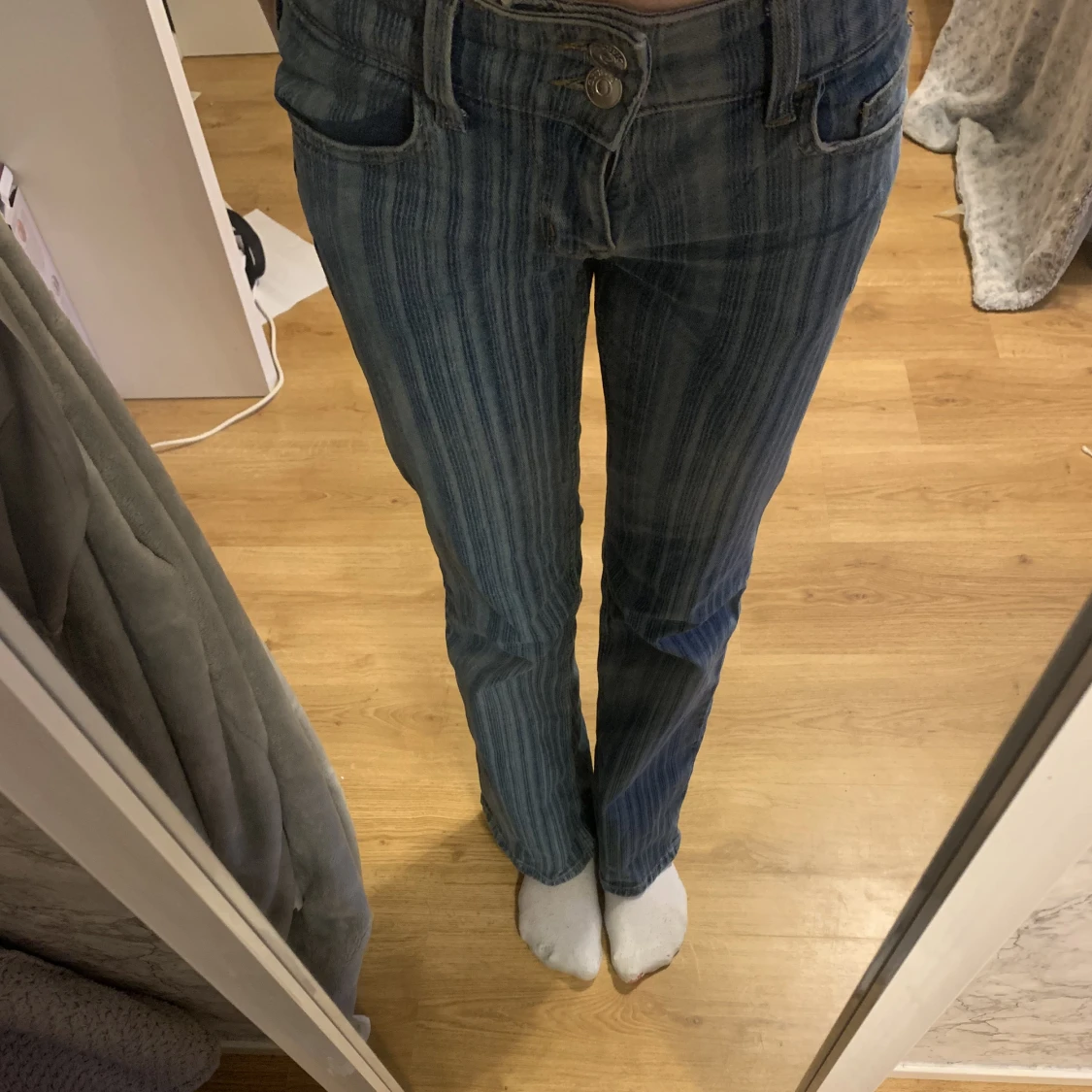 Jeans med ”knappfickor” där bak - 91