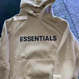 Essentials hoodie S  - Cond: 10/10 helt ny med tags, beige Äkta