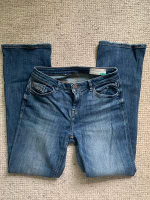 Midrise bootcut/utsvängda jeans från Esprit i fint skick. Säljes då de är något korta i längden för mig (är 176 cm). Pris kan diskuteras!❣️