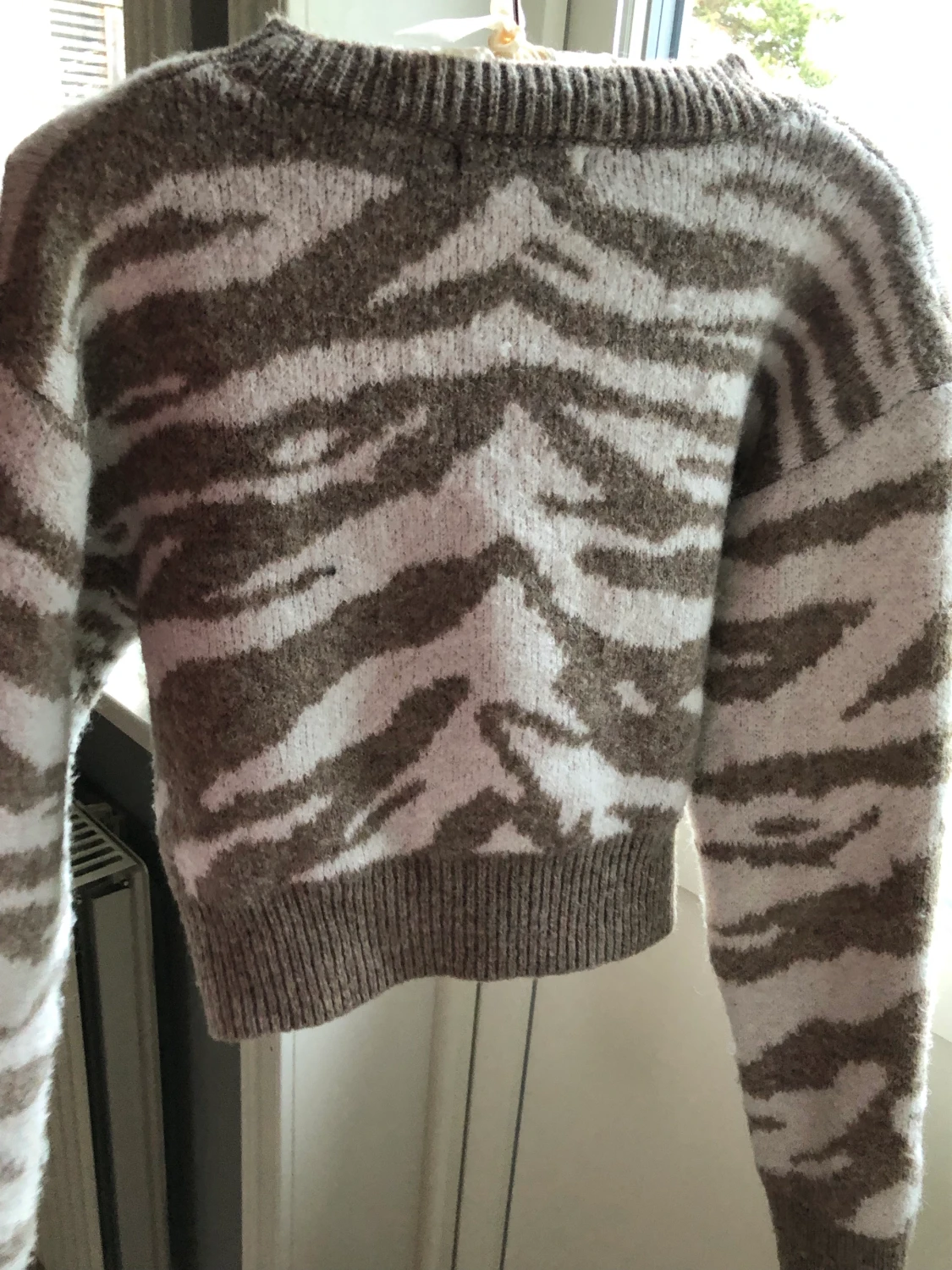 En stickad tröja från shein