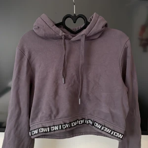 Iciw hoodie  - Grå I can i Will hoodie, storlek M, Frakt tillkommer 🙌 Paketpris är möjligt. Kolla in andra kläder i profilen så fixar vi en super deal 🥰