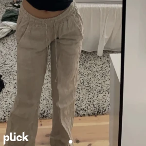Linnebyxor Chelsea  - Säljer mina älskade linne byxor från Chelsea då de blivit för korta för mig❤️ jag är 169 ungefär och dem är i storleken xs, nypris är 600🫶🏻 lånad bild