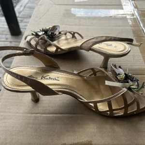 Klackar - Säljer tyvärr dessa så snygga kitten klackarna pga att de va för stora… Väldigt populära med blommor på som ger lite Matilda djerf vibbar. Köptes för ca 450 kr🩵