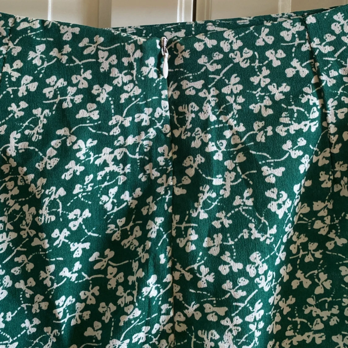 Grön kjol med vita blommor - 91