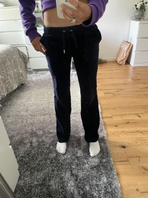 Juicy couture  - Säljer dessa mörk blåa juicy för ingen mer användning, de är i strl xxs. Ordinarie priset var 1100kr men säljer det för 399kr. Kan mötas upp i Sthlm eller frakta men frakten får ni betala🌟