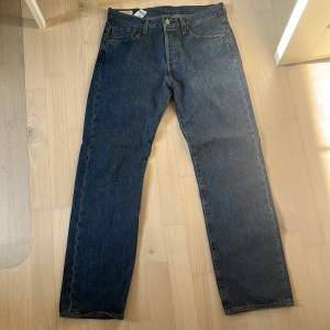 Säljer Levis 501 straight/relaxed fit jeans i ”mörkblå/mellanblå” färg,  Storleken är 30/32 o de är helt normali storleken. Cond: 10/10