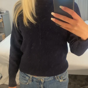 Stickad tröja - Säljer denna trendiga mörkblå uniqlo tröja som jag inte använder längre 🤍köpt för 400 men säljer för 180kr❤️