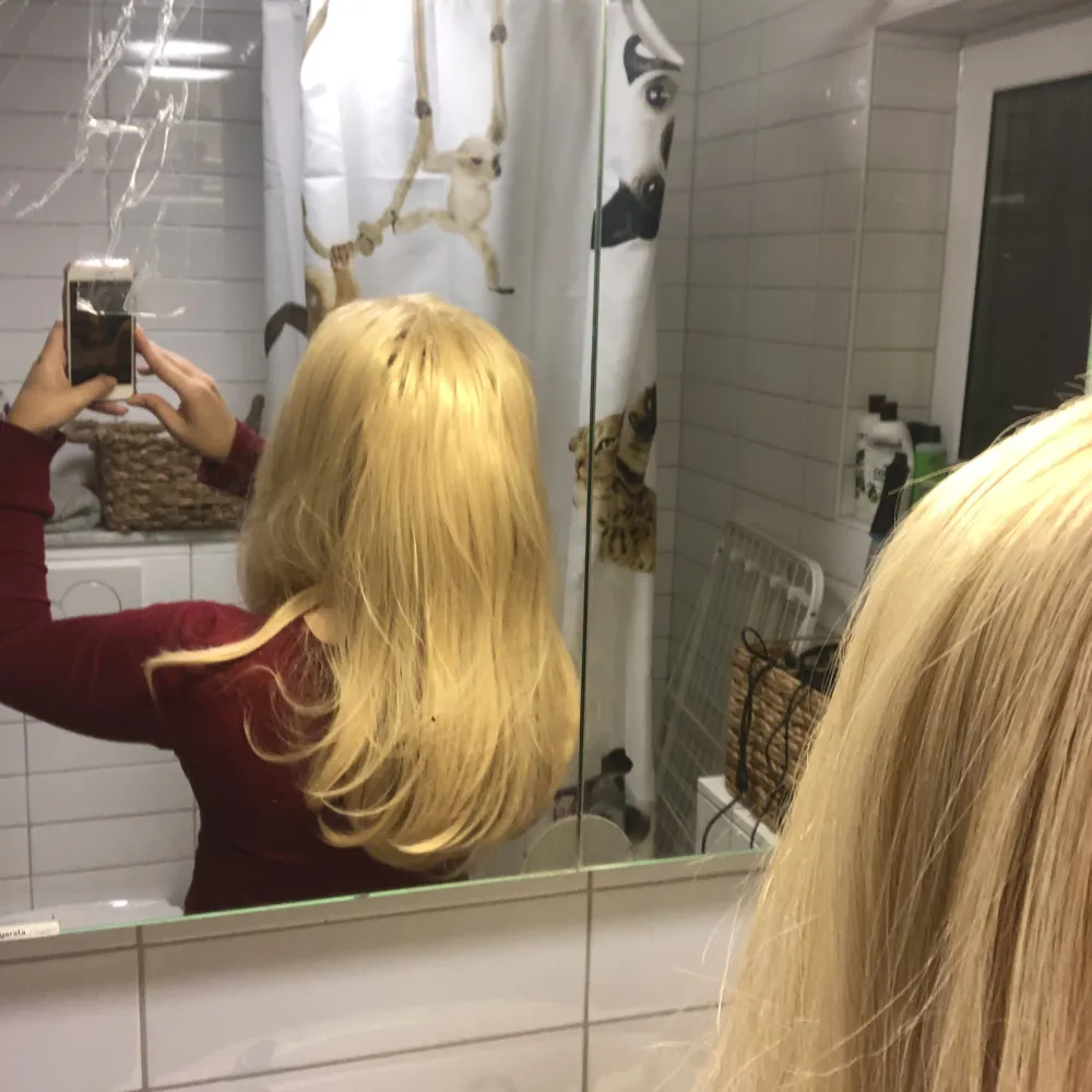 Supersnygg blond peruk, ser väldigt äkta ut! Helt ny, lappen är kvar💕. Övrigt.