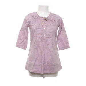 Smuts rosa blus - Säljer denna super fina smutsrosa/lila blus som passar lika bra att klä upp som att använda till vardags!💗det är många fina detaljer på framsidan samt guldfärgade pärlor o snöret! Säljer då jag har en liknande sen innan.💓💓 Hör gärna av dig vid intresse!💕🤗