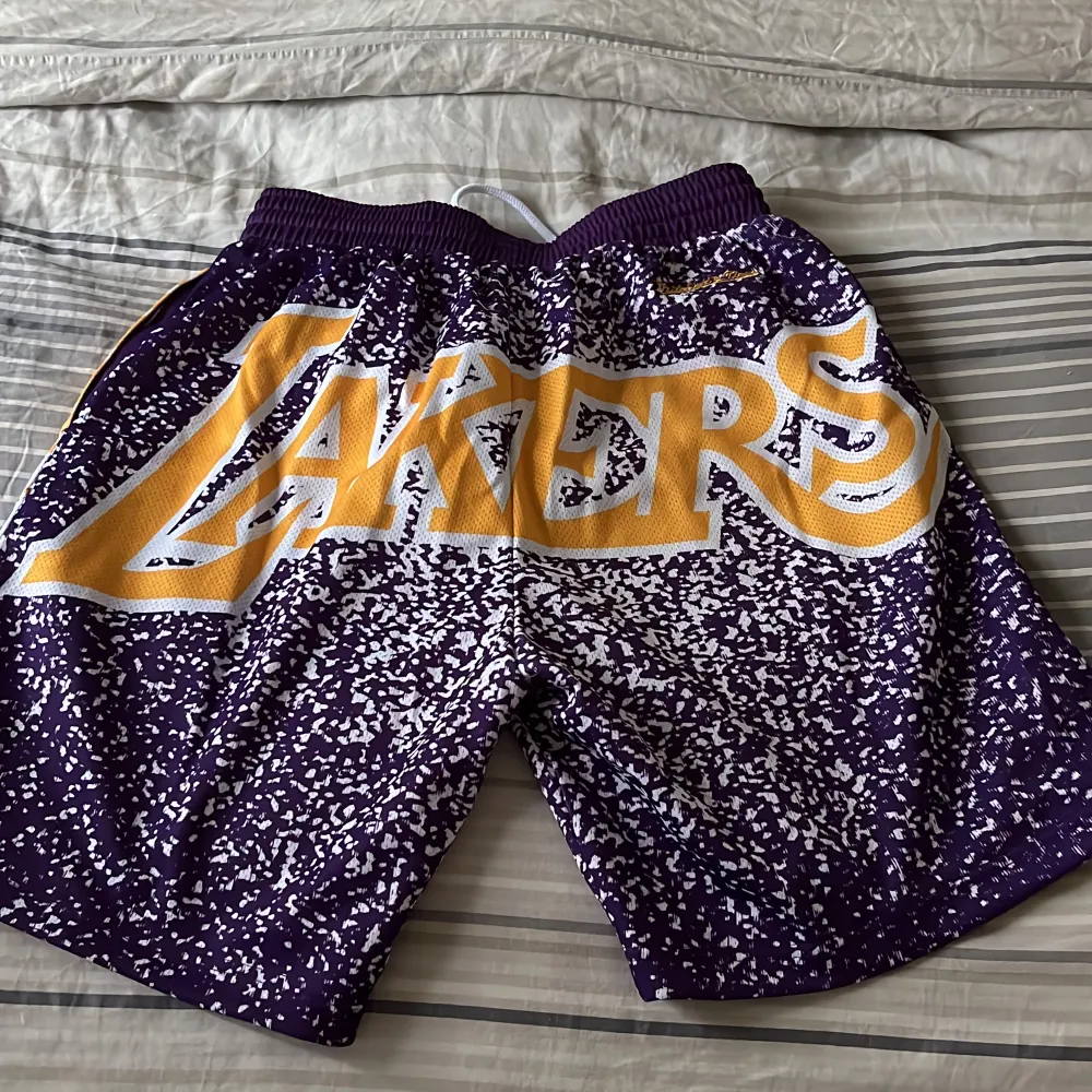 Säljer mina lakers shorts då jag aldrig använt dom, prislapp finns. Köparen står för frakt. Shorts.