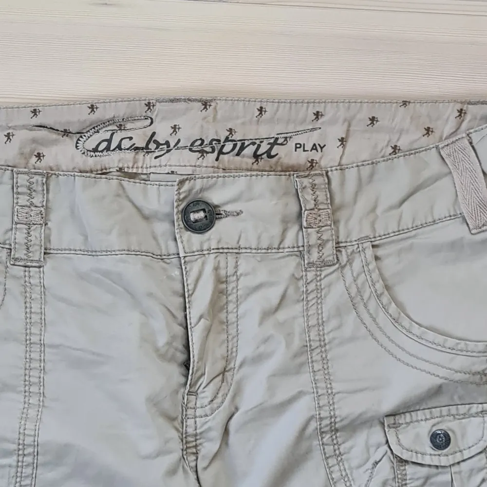 Vintage lågmidjade EDC by Esprit Cargobyxor. Många söta detaljer på fickorna 💞🧚♀️. Farkut & Housut.