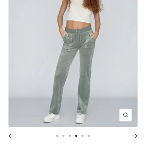 Ljus gröna Juciy byxor - Säljer ett par ljus gröna Juciy byxor, använder aldrig bra kvalite utom att de är lite smutsiga vid fötterna som inte går bort. Dem är från Jackie i stolek xs